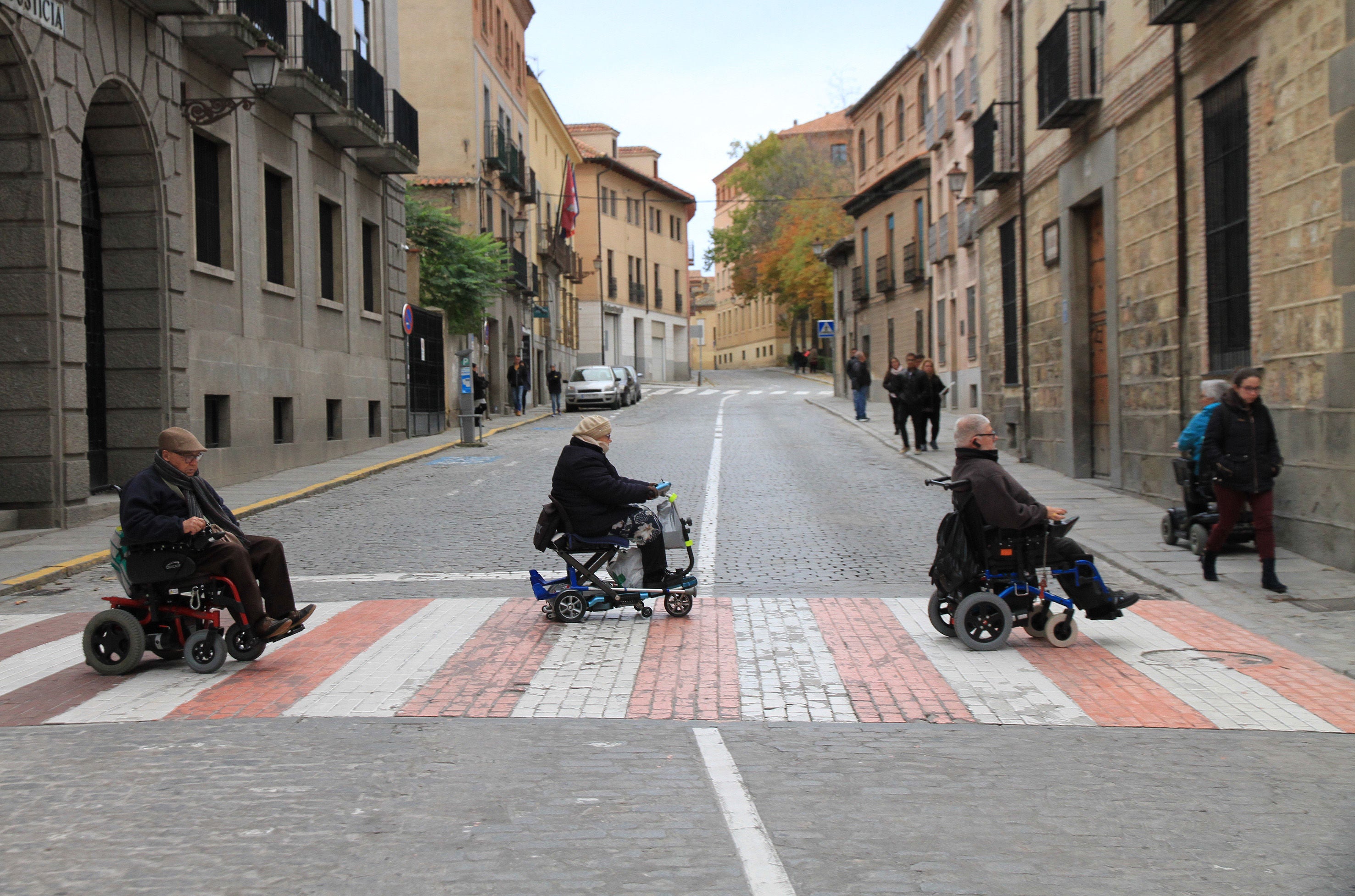 Miembros de Frater afrontan los primeros metros de la calle San Juan, junto al Acueducto.