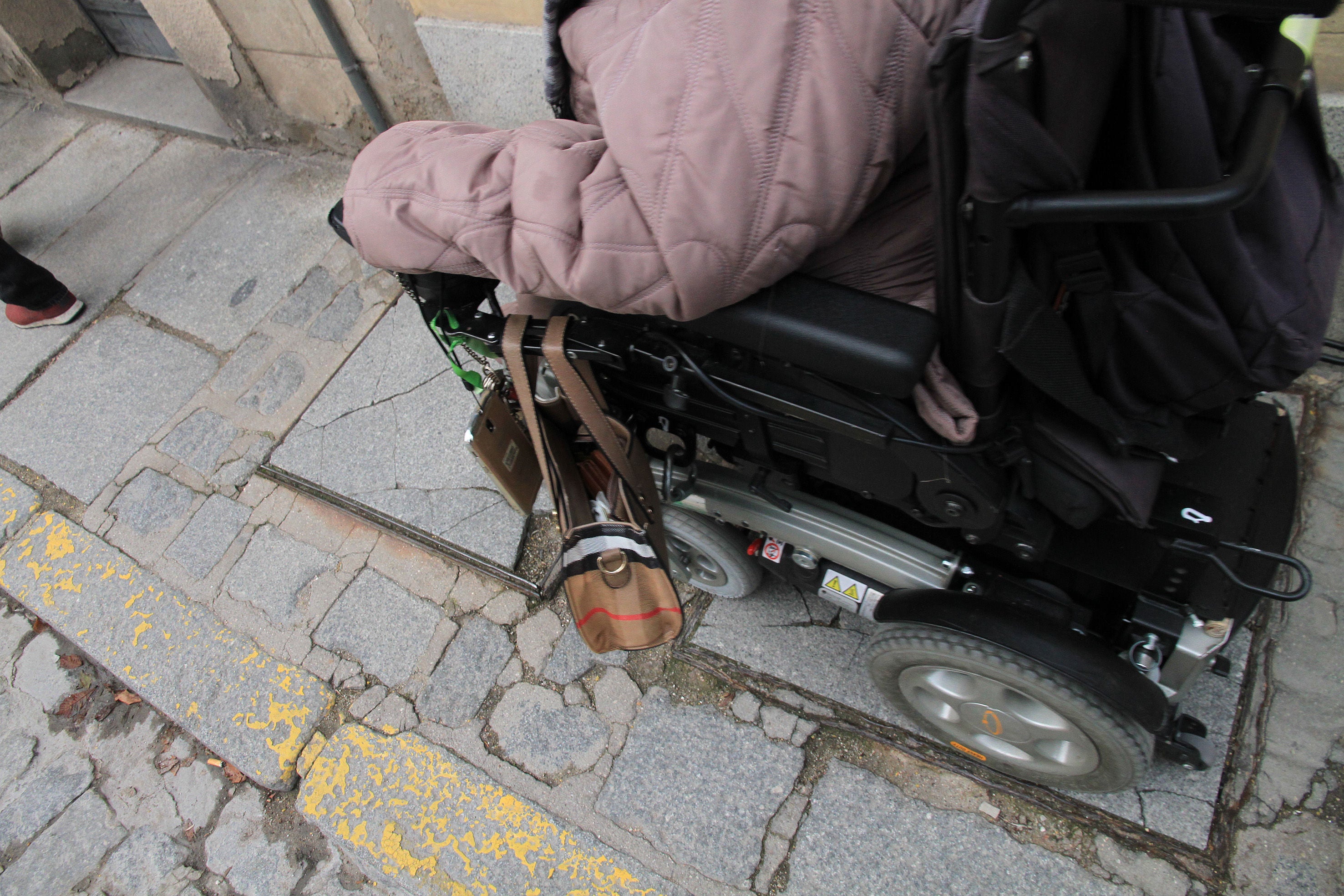 Miembros de Frater afrontan los primeros metros de la calle San Juan, junto al Acueducto.