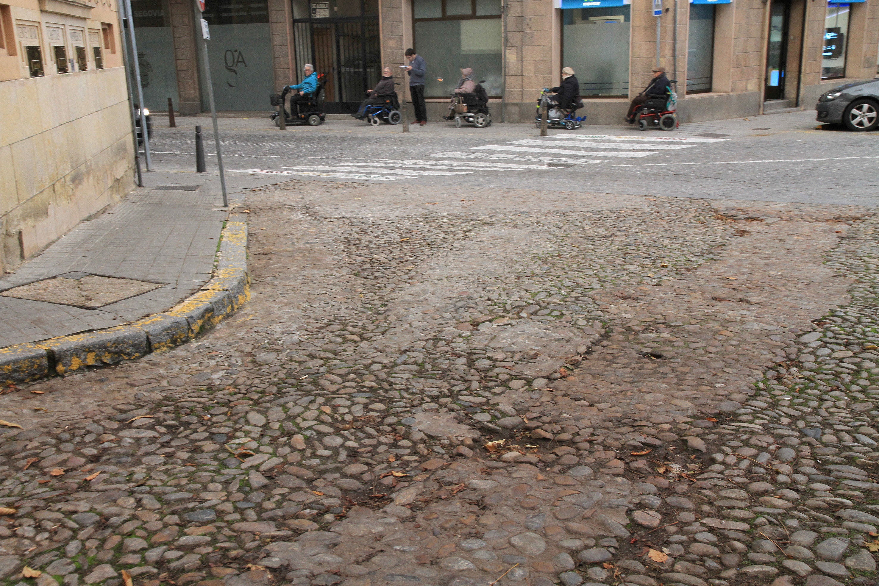 Miembros de Frater afrontan los primeros metros de la calle San Juan, junto al Acueducto.