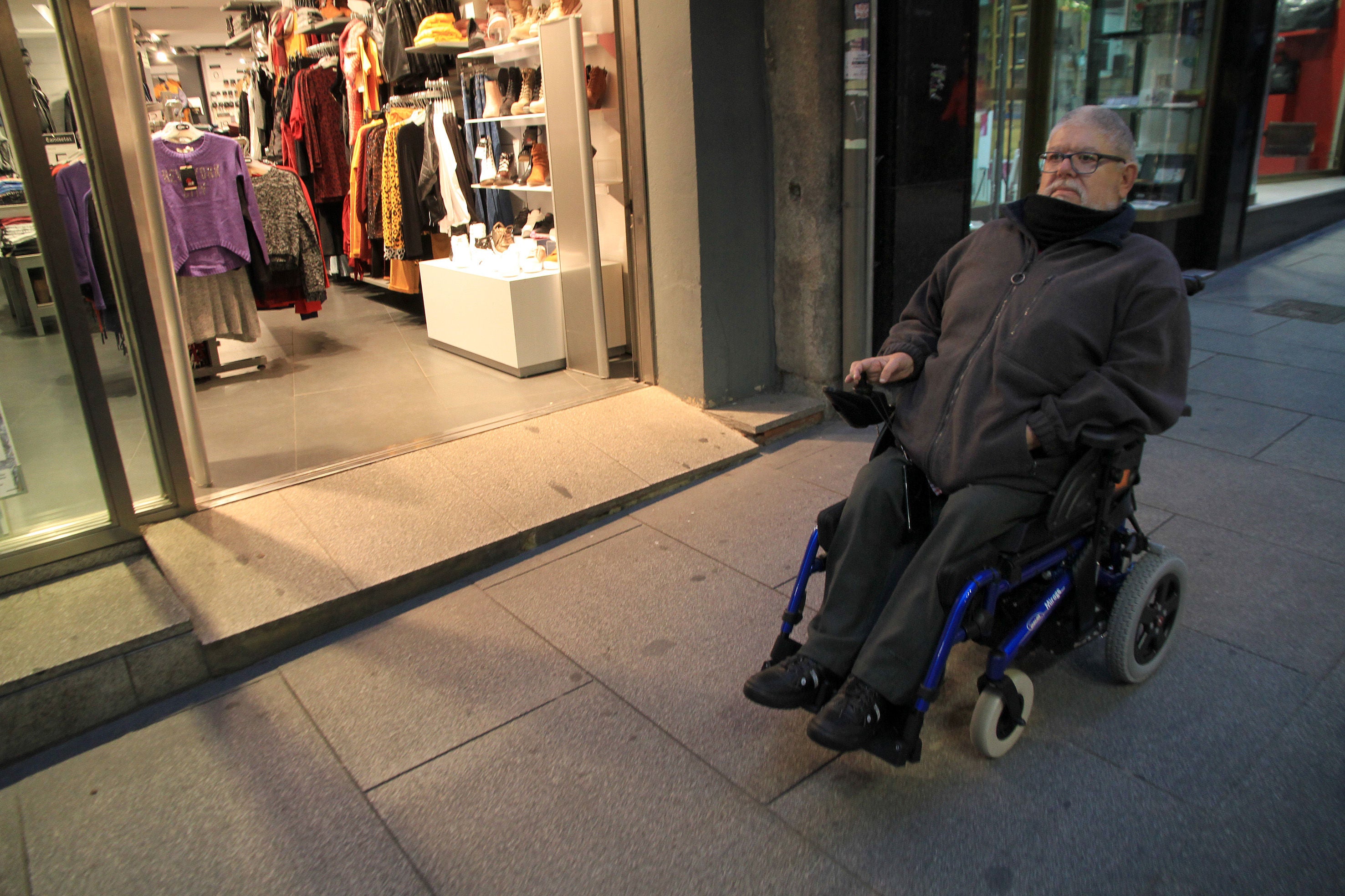 Miembros de Frater afrontan los primeros metros de la calle San Juan, junto al Acueducto.