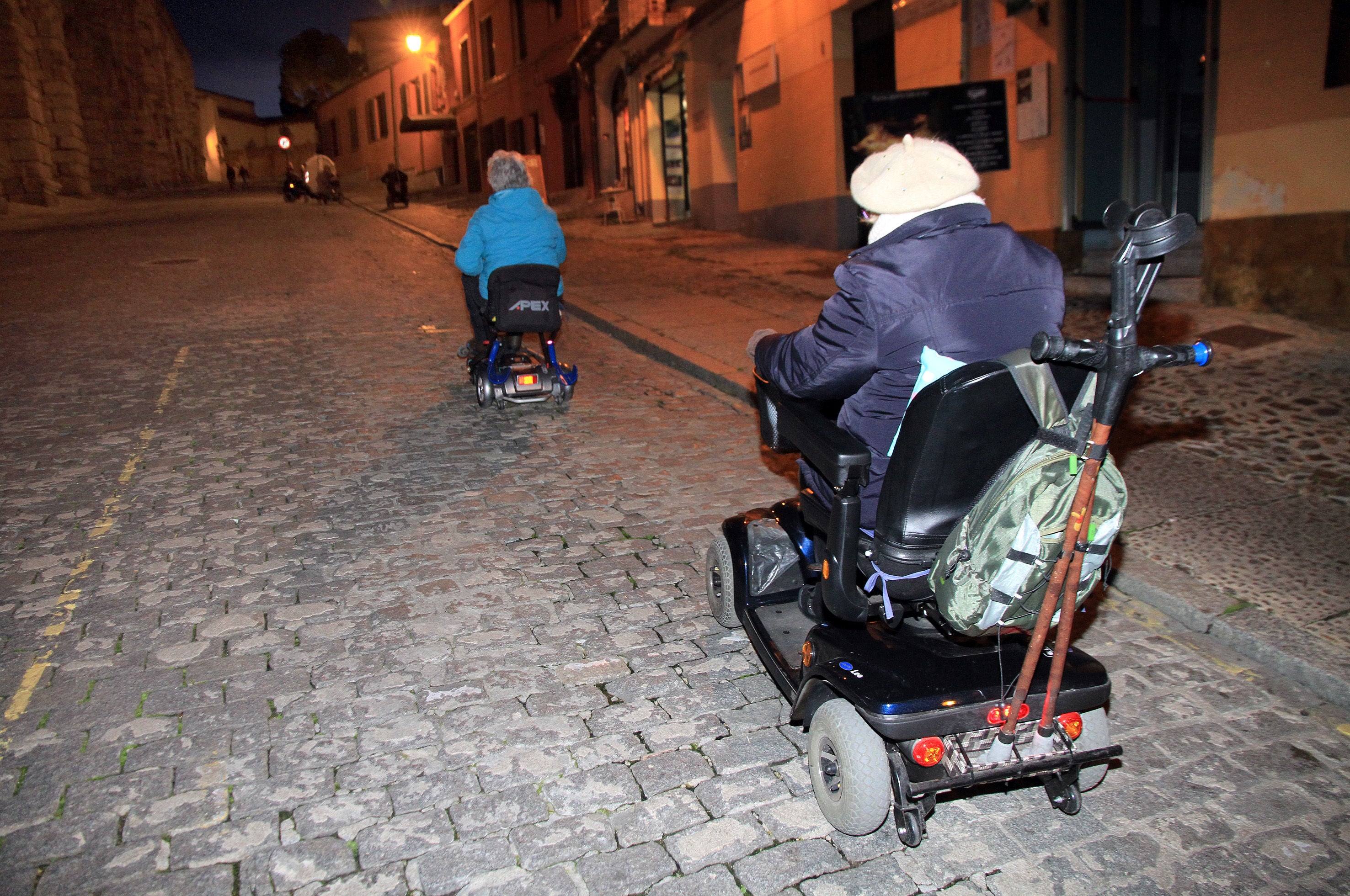 Miembros de Frater afrontan los primeros metros de la calle San Juan, junto al Acueducto.