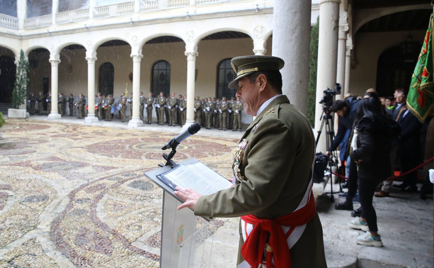 El arma de Infantería, el Cuerpo Jurídico Militar y los capellanes castrenses festejaron hoy a su patrona, la Inmaculada Concepción, en un acto celebrado en el Palacio Real de Valladolid