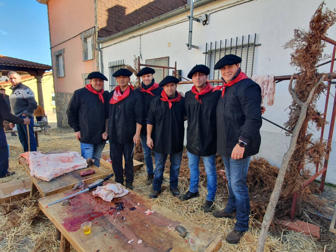 El municipio de El Cabaco se sumó ayer al circuito de la Fiesta de la Matanza Tradicional promovido por la Diputación y lo hizo con gran éxito de público desde primera hora de la mañana. El cerdo, que pesaba 220 kilos, fue despiezado y sus piezas subastadas, obteniéndose unos 500 euros. Los asistentes pudieron degustar un pincho a base de chichas y huevo frito. La comida consistió en patatas meneás y carne asada, amenizada por el tamborilero local Agustín García.