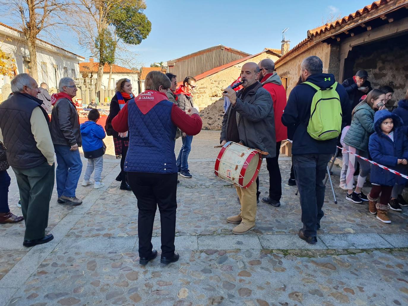 El municipio de El Cabaco se sumó ayer al circuito de la Fiesta de la Matanza Tradicional promovido por la Diputación y lo hizo con gran éxito de público desde primera hora de la mañana. El cerdo, que pesaba 220 kilos, fue despiezado y sus piezas subastadas, obteniéndose unos 500 euros. Los asistentes pudieron degustar un pincho a base de chichas y huevo frito. La comida consistió en patatas meneás y carne asada, amenizada por el tamborilero local Agustín García.