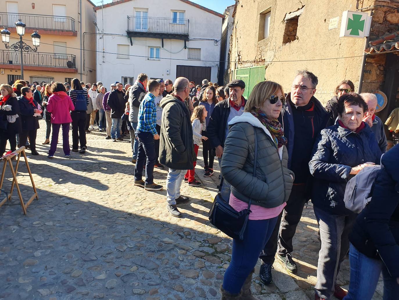 El municipio de El Cabaco se sumó ayer al circuito de la Fiesta de la Matanza Tradicional promovido por la Diputación y lo hizo con gran éxito de público desde primera hora de la mañana. El cerdo, que pesaba 220 kilos, fue despiezado y sus piezas subastadas, obteniéndose unos 500 euros. Los asistentes pudieron degustar un pincho a base de chichas y huevo frito. La comida consistió en patatas meneás y carne asada, amenizada por el tamborilero local Agustín García.