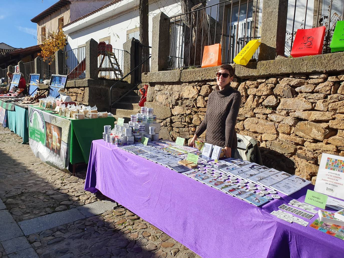 El municipio de El Cabaco se sumó ayer al circuito de la Fiesta de la Matanza Tradicional promovido por la Diputación y lo hizo con gran éxito de público desde primera hora de la mañana. El cerdo, que pesaba 220 kilos, fue despiezado y sus piezas subastadas, obteniéndose unos 500 euros. Los asistentes pudieron degustar un pincho a base de chichas y huevo frito. La comida consistió en patatas meneás y carne asada, amenizada por el tamborilero local Agustín García.