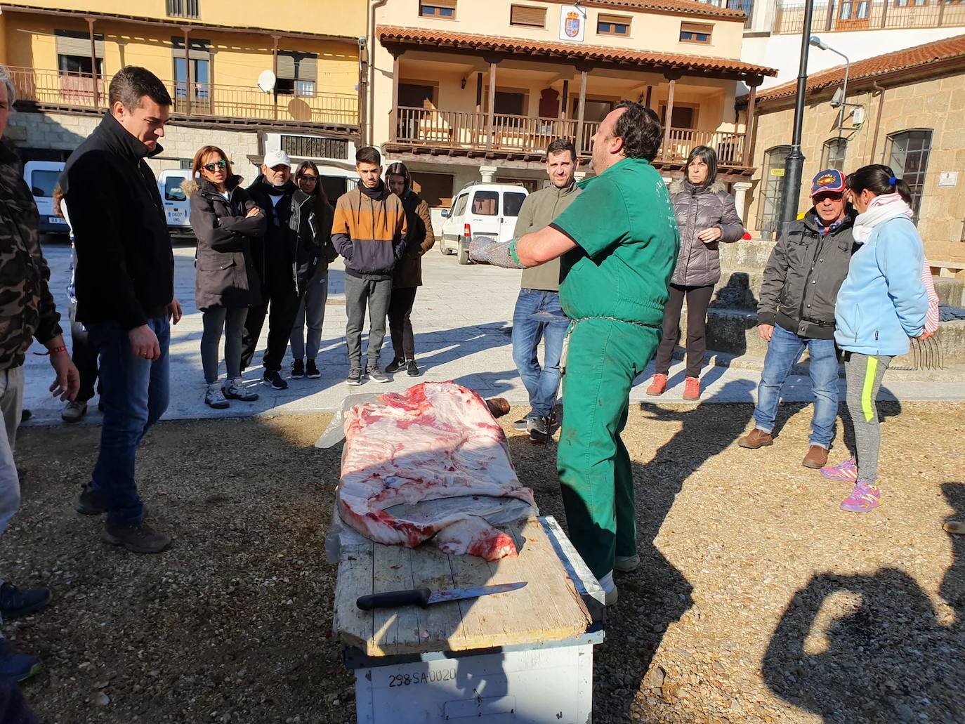 El despiece del cerdo, a partir del que se sacaron costilletas, lomo, chorizos, torreznos, morcilla o panceta, se llevó a cabo en la Plaza Mayor del municipio