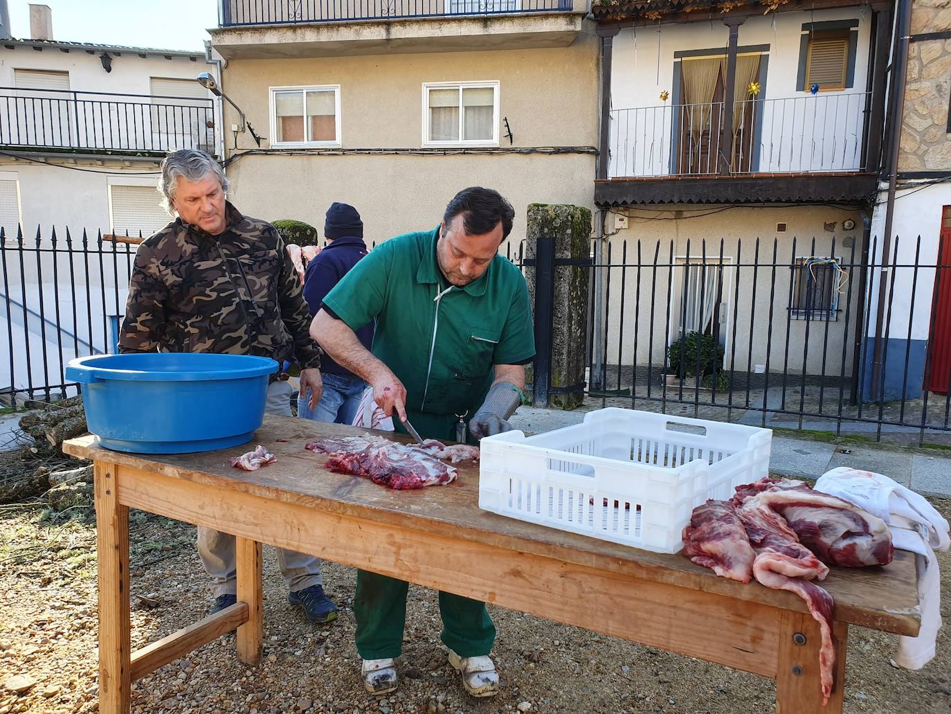 El despiece del cerdo, a partir del que se sacaron costilletas, lomo, chorizos, torreznos, morcilla o panceta, se llevó a cabo en la Plaza Mayor del municipio
