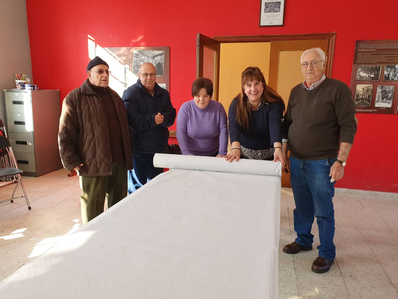 El despiece del cerdo, a partir del que se sacaron costilletas, lomo, chorizos, torreznos, morcilla o panceta, se llevó a cabo en la Plaza Mayor del municipio