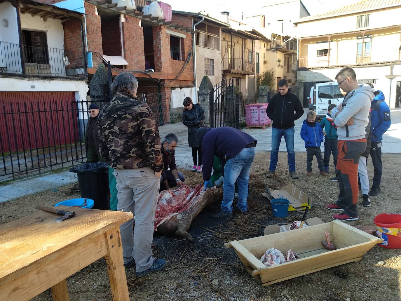 El despiece del cerdo, a partir del que se sacaron costilletas, lomo, chorizos, torreznos, morcilla o panceta, se llevó a cabo en la Plaza Mayor del municipio