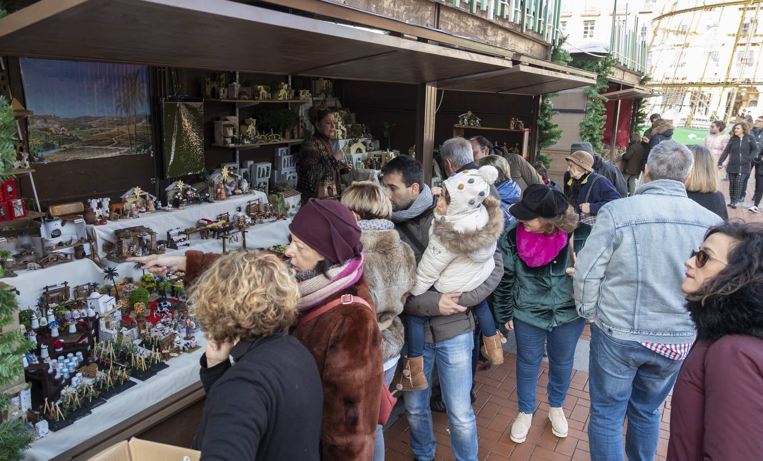 La oferta de los 34 puestos instalados incluye productos tradicionales de talleres procedentes de diversas regiones y de Portugal
