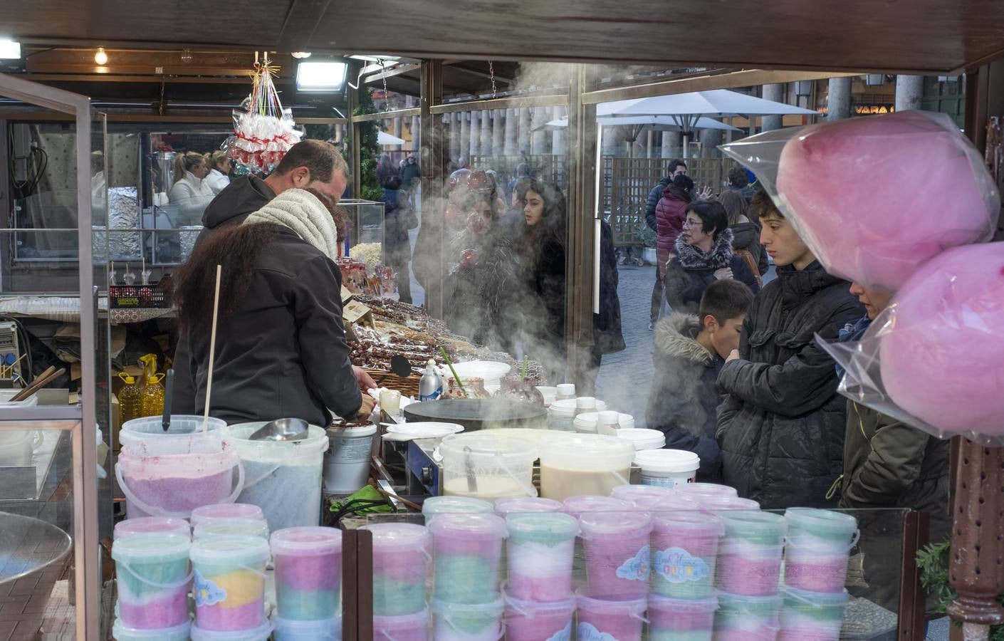 La oferta de los 34 puestos instalados incluye productos tradicionales de talleres procedentes de diversas regiones y de Portugal