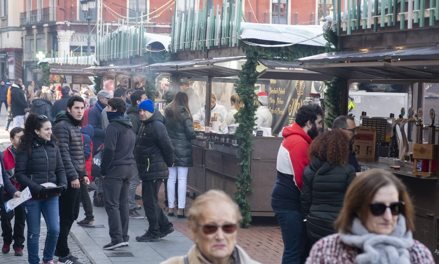 La oferta de los 34 puestos instalados incluye productos tradicionales de talleres procedentes de diversas regiones y de Portugal