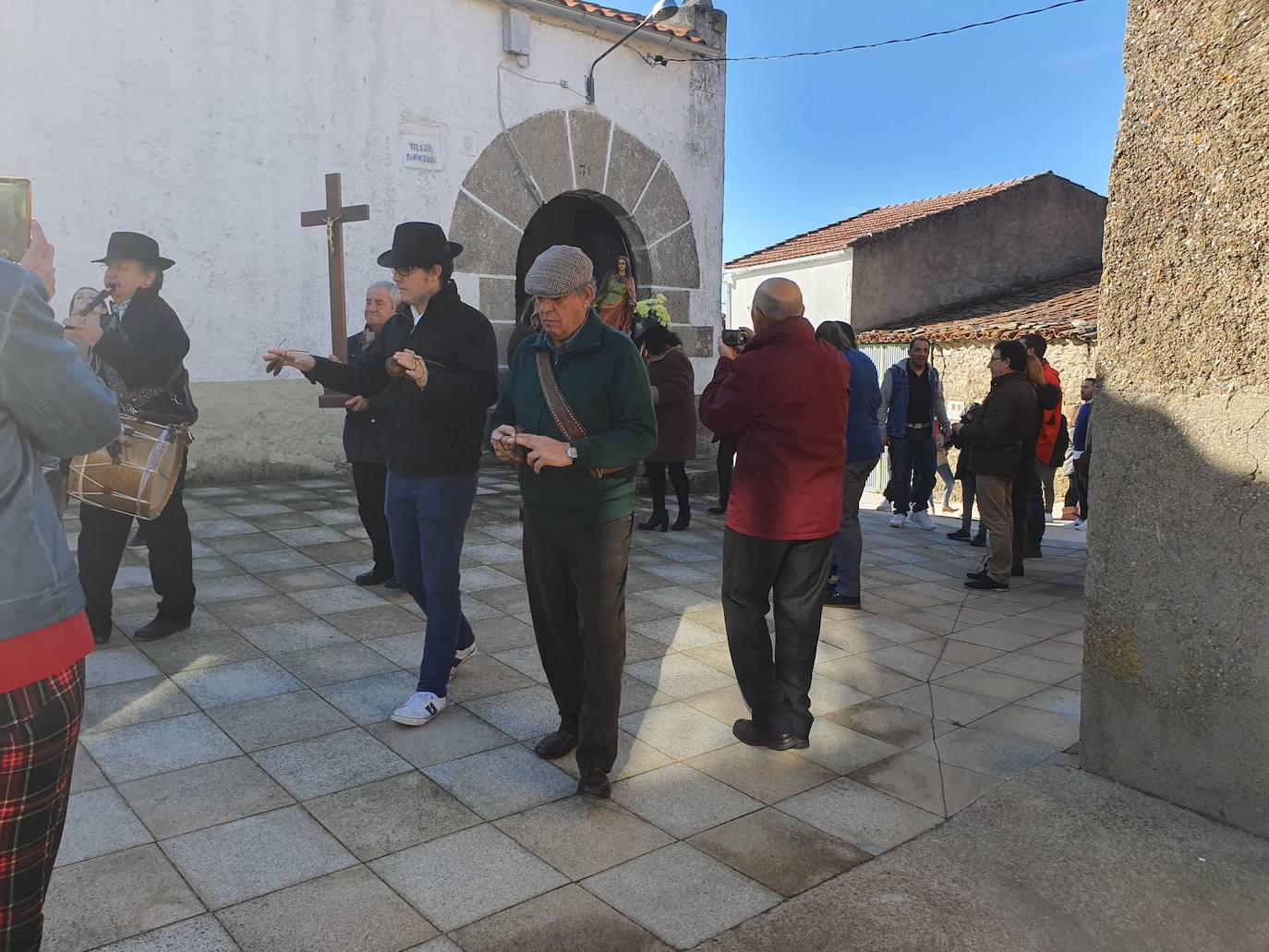 Los vecinos del pueblo han aprovechado el puente de la Constitución y de la Inmaculada Concepción para celebrar ayer con misa, procesión o bailes a la santa, cuya festividad es el próximo viernes, día 13