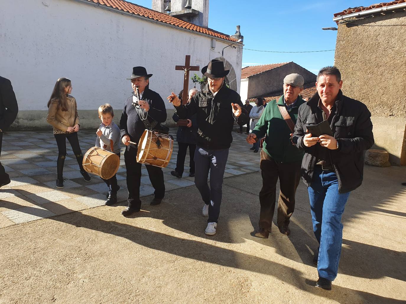 Los vecinos del pueblo han aprovechado el puente de la Constitución y de la Inmaculada Concepción para celebrar ayer con misa, procesión o bailes a la santa, cuya festividad es el próximo viernes, día 13