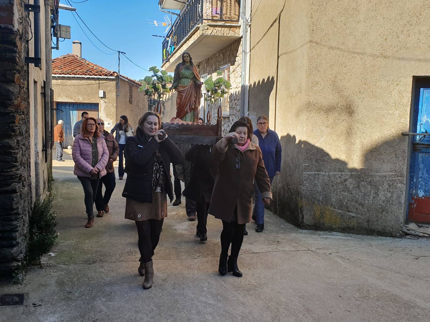 Los vecinos del pueblo han aprovechado el puente de la Constitución y de la Inmaculada Concepción para celebrar ayer con misa, procesión o bailes a la santa, cuya festividad es el próximo viernes, día 13