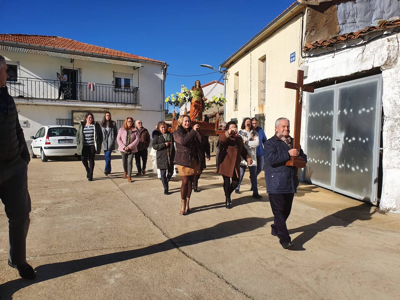 Los vecinos del pueblo han aprovechado el puente de la Constitución y de la Inmaculada Concepción para celebrar ayer con misa, procesión o bailes a la santa, cuya festividad es el próximo viernes, día 13