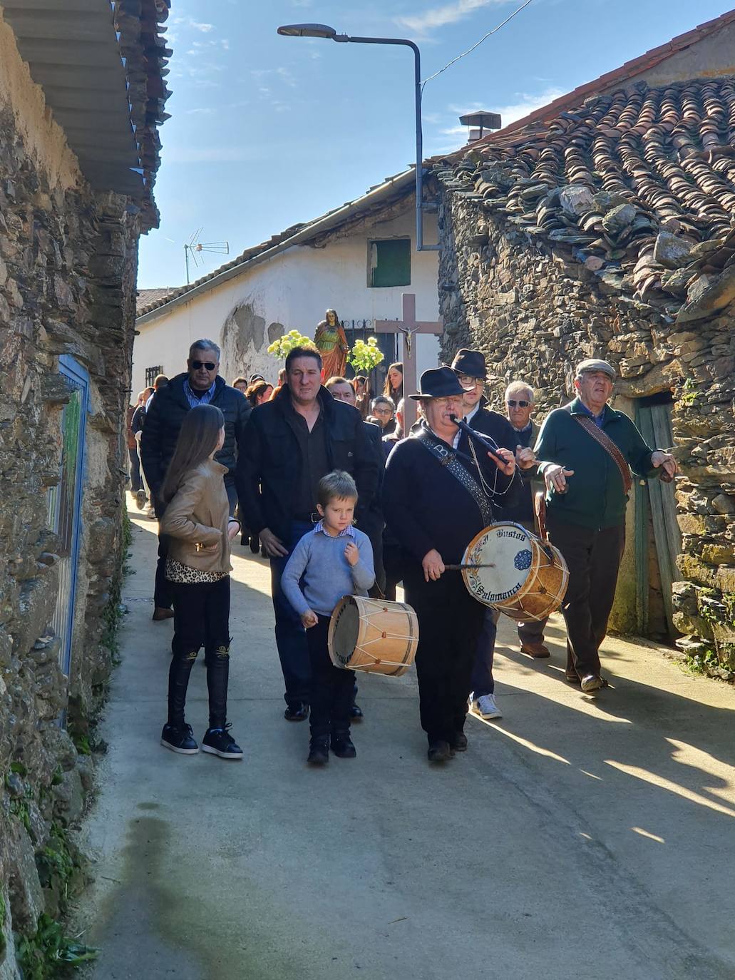 Los vecinos del pueblo han aprovechado el puente de la Constitución y de la Inmaculada Concepción para celebrar ayer con misa, procesión o bailes a la santa, cuya festividad es el próximo viernes, día 13