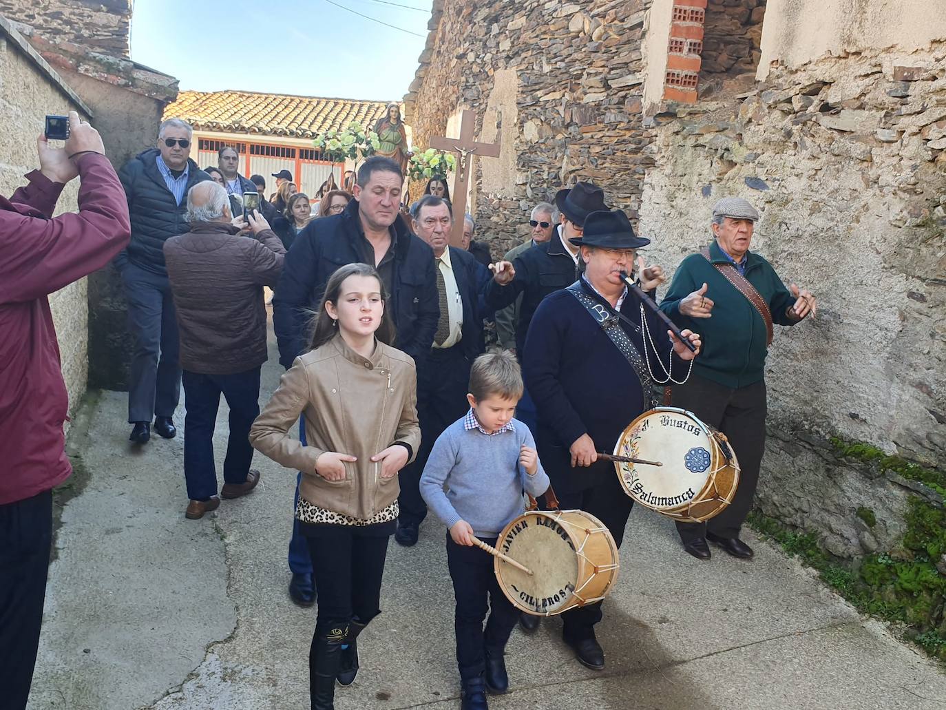 Los vecinos del pueblo han aprovechado el puente de la Constitución y de la Inmaculada Concepción para celebrar ayer con misa, procesión o bailes a la santa, cuya festividad es el próximo viernes, día 13