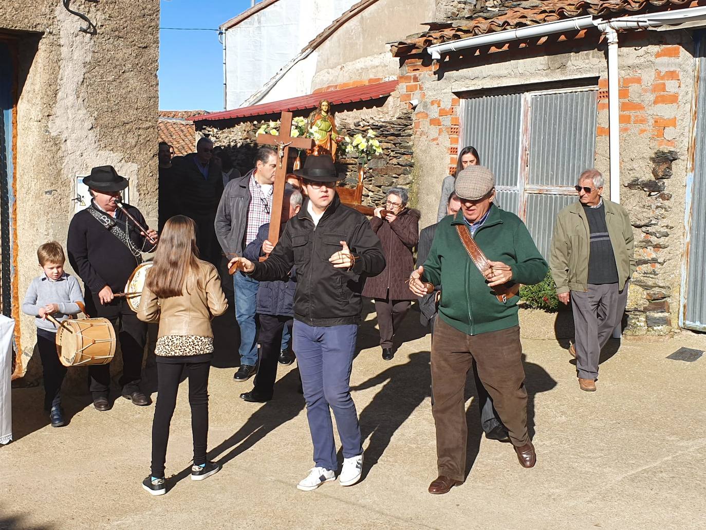 Los vecinos del pueblo han aprovechado el puente de la Constitución y de la Inmaculada Concepción para celebrar ayer con misa, procesión o bailes a la santa, cuya festividad es el próximo viernes, día 13