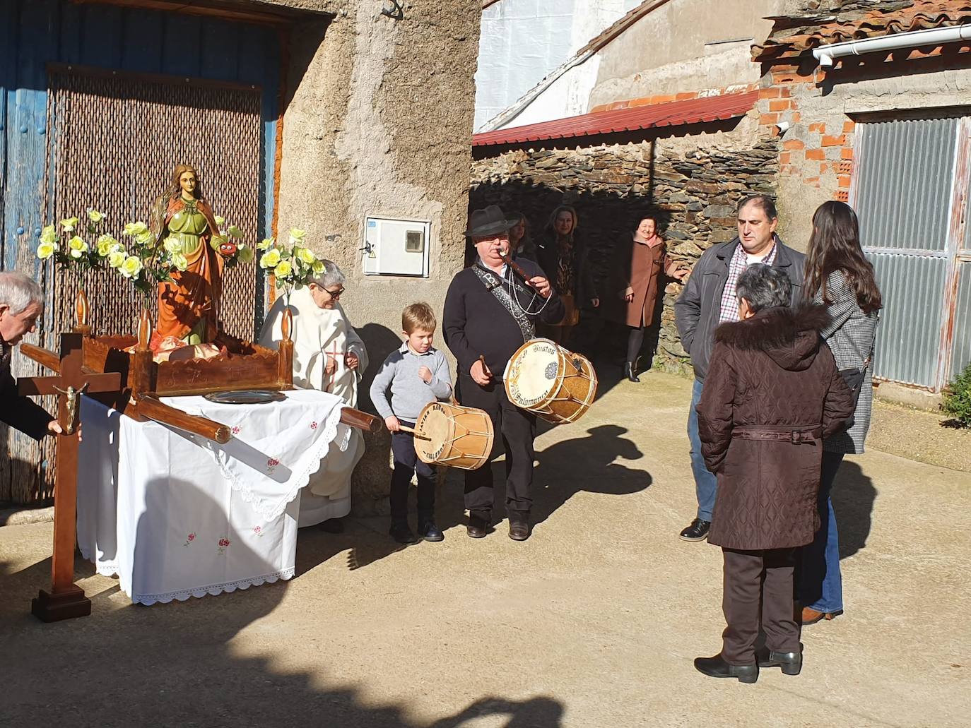 Los vecinos del pueblo han aprovechado el puente de la Constitución y de la Inmaculada Concepción para celebrar ayer con misa, procesión o bailes a la santa, cuya festividad es el próximo viernes, día 13