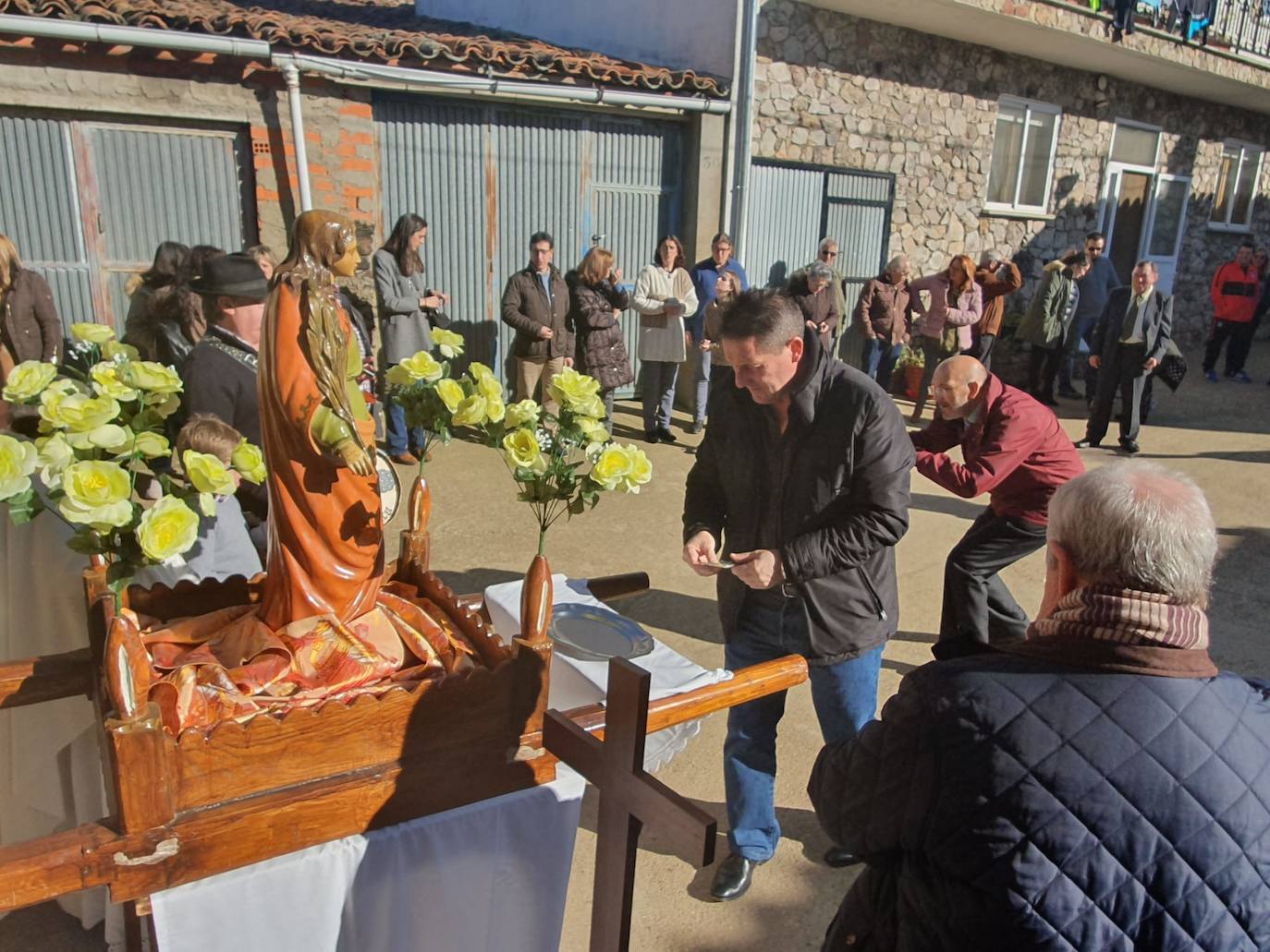 Los vecinos del pueblo han aprovechado el puente de la Constitución y de la Inmaculada Concepción para celebrar ayer con misa, procesión o bailes a la santa, cuya festividad es el próximo viernes, día 13