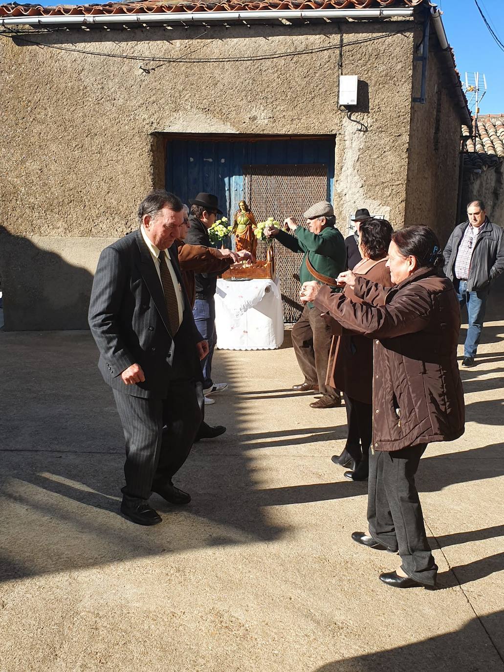 Los vecinos del pueblo han aprovechado el puente de la Constitución y de la Inmaculada Concepción para celebrar ayer con misa, procesión o bailes a la santa, cuya festividad es el próximo viernes, día 13