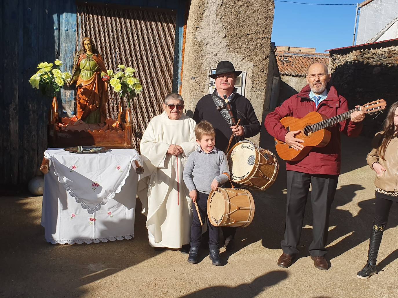 Los vecinos del pueblo han aprovechado el puente de la Constitución y de la Inmaculada Concepción para celebrar ayer con misa, procesión o bailes a la santa, cuya festividad es el próximo viernes, día 13