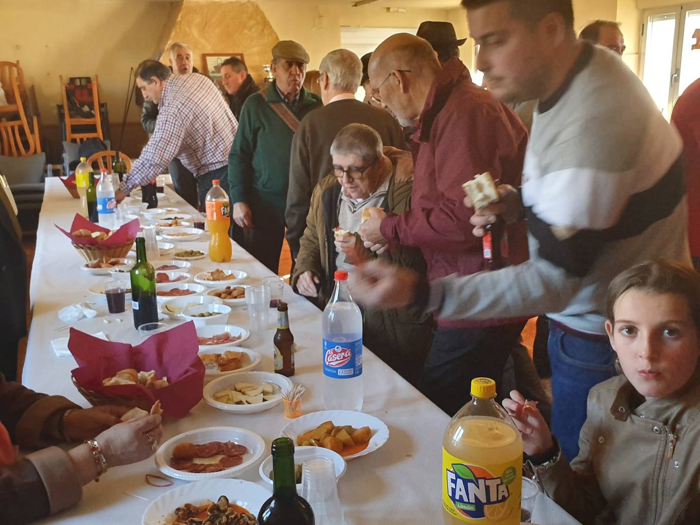 Los vecinos del pueblo han aprovechado el puente de la Constitución y de la Inmaculada Concepción para celebrar ayer con misa, procesión o bailes a la santa, cuya festividad es el próximo viernes, día 13