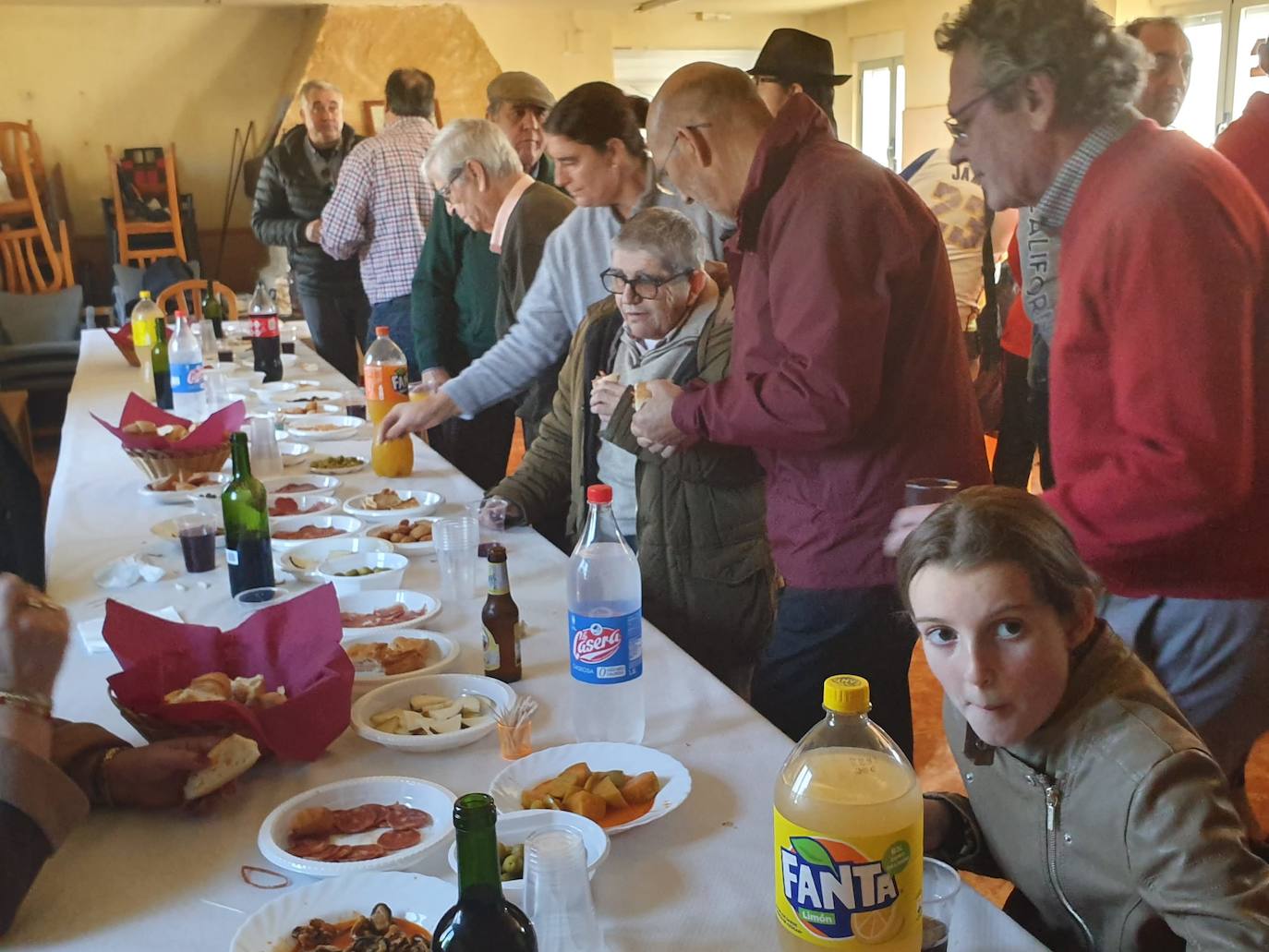 Los vecinos del pueblo han aprovechado el puente de la Constitución y de la Inmaculada Concepción para celebrar ayer con misa, procesión o bailes a la santa, cuya festividad es el próximo viernes, día 13