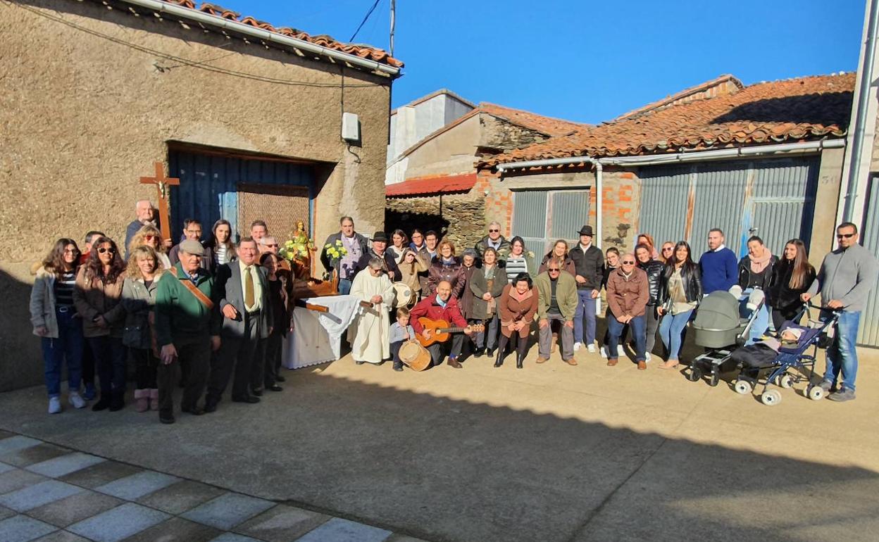 La mayor parte de los vecinos posaron con la talla de Santa Lucía una vez acabada la procesión y el ofertorio.