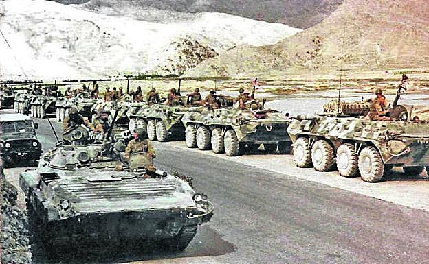 Blindados soviéticos en las llanuras afganas en 1979. 