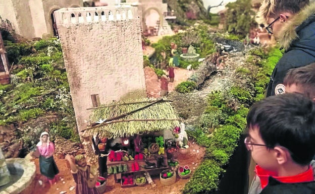 Varios niños observan el nacimiento instalado en la iglesia de San Cristóbal de Matabuena. 