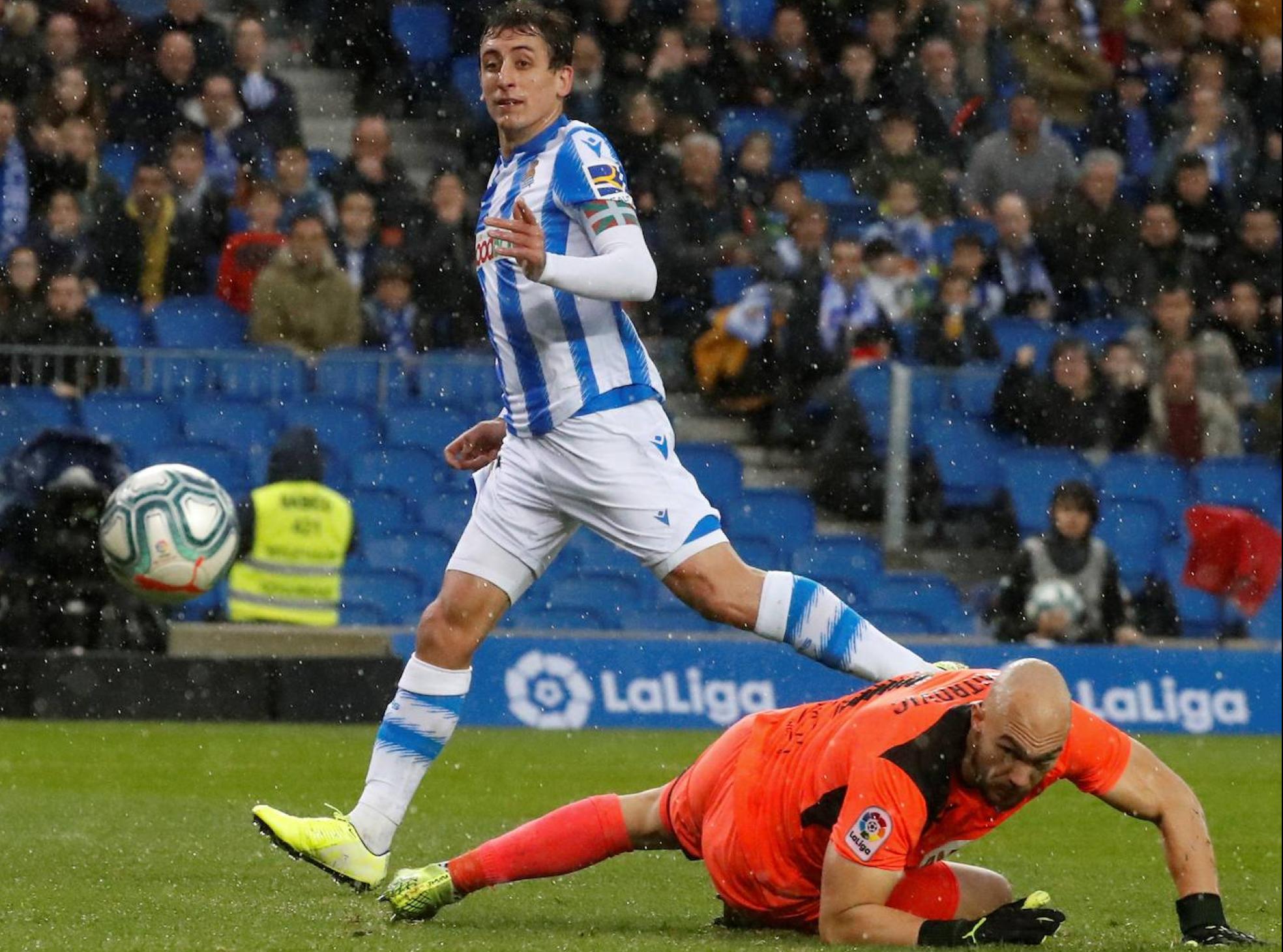 Oyarzabal supera al portero del Eibar Marko Dmitrovic. 