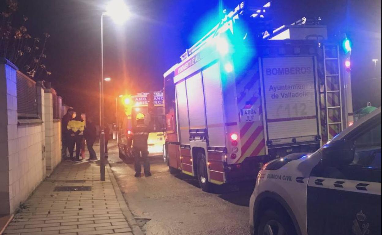 Los bomberos durante la intervención, a las puertas de la vivienda en la que se produjo la intoxicación.