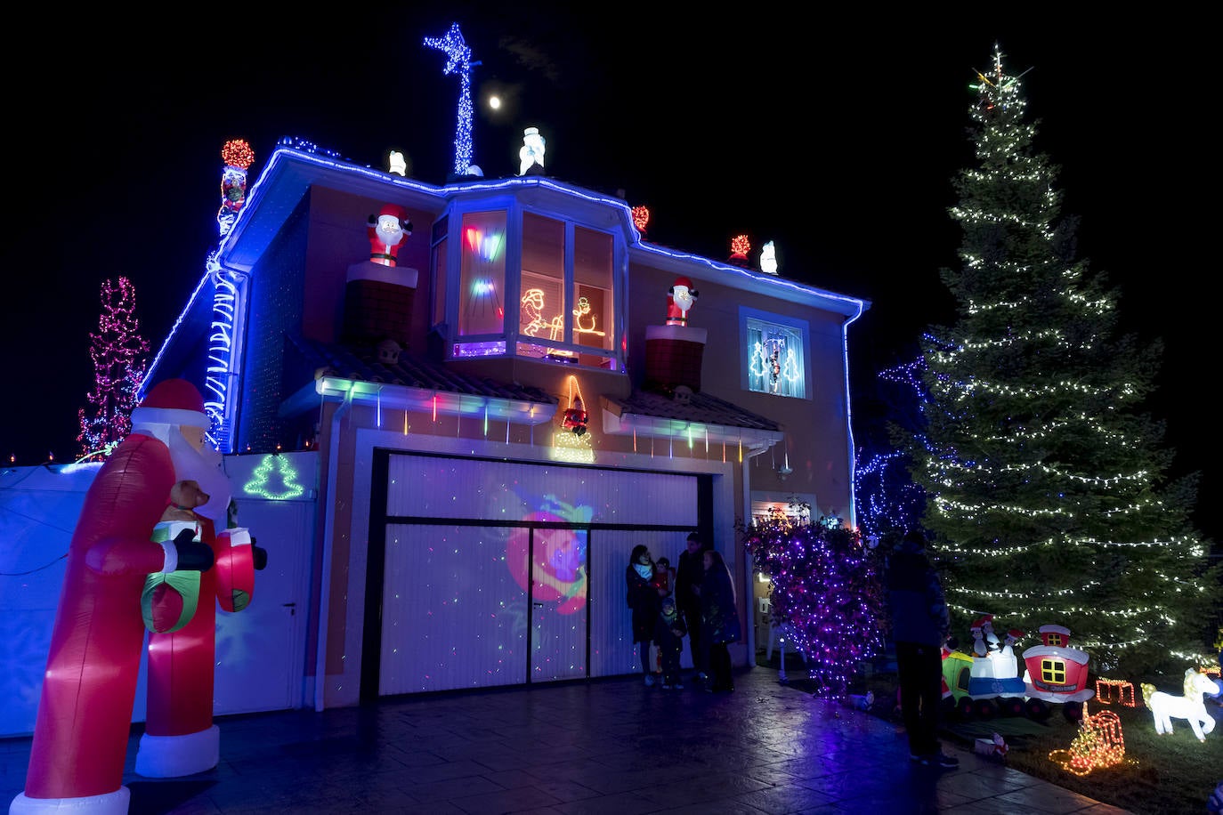 La primera jornada con luces encendidas y apertura ha ocasionado largas colas para ver el sofisticado alumbrado hogareño de cerca
