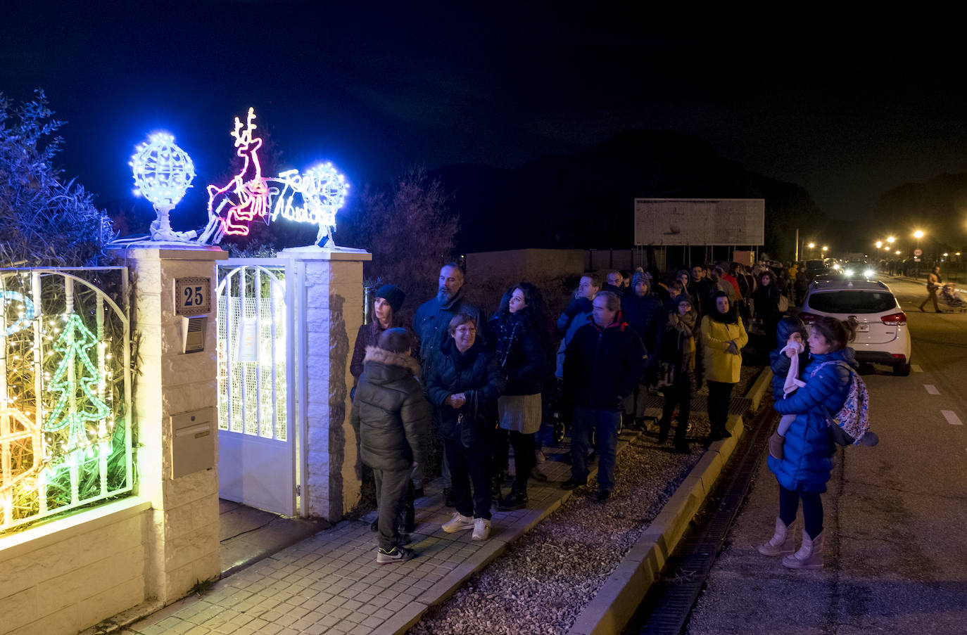 La primera jornada con luces encendidas y apertura ha ocasionado largas colas para ver el sofisticado alumbrado hogareño de cerca