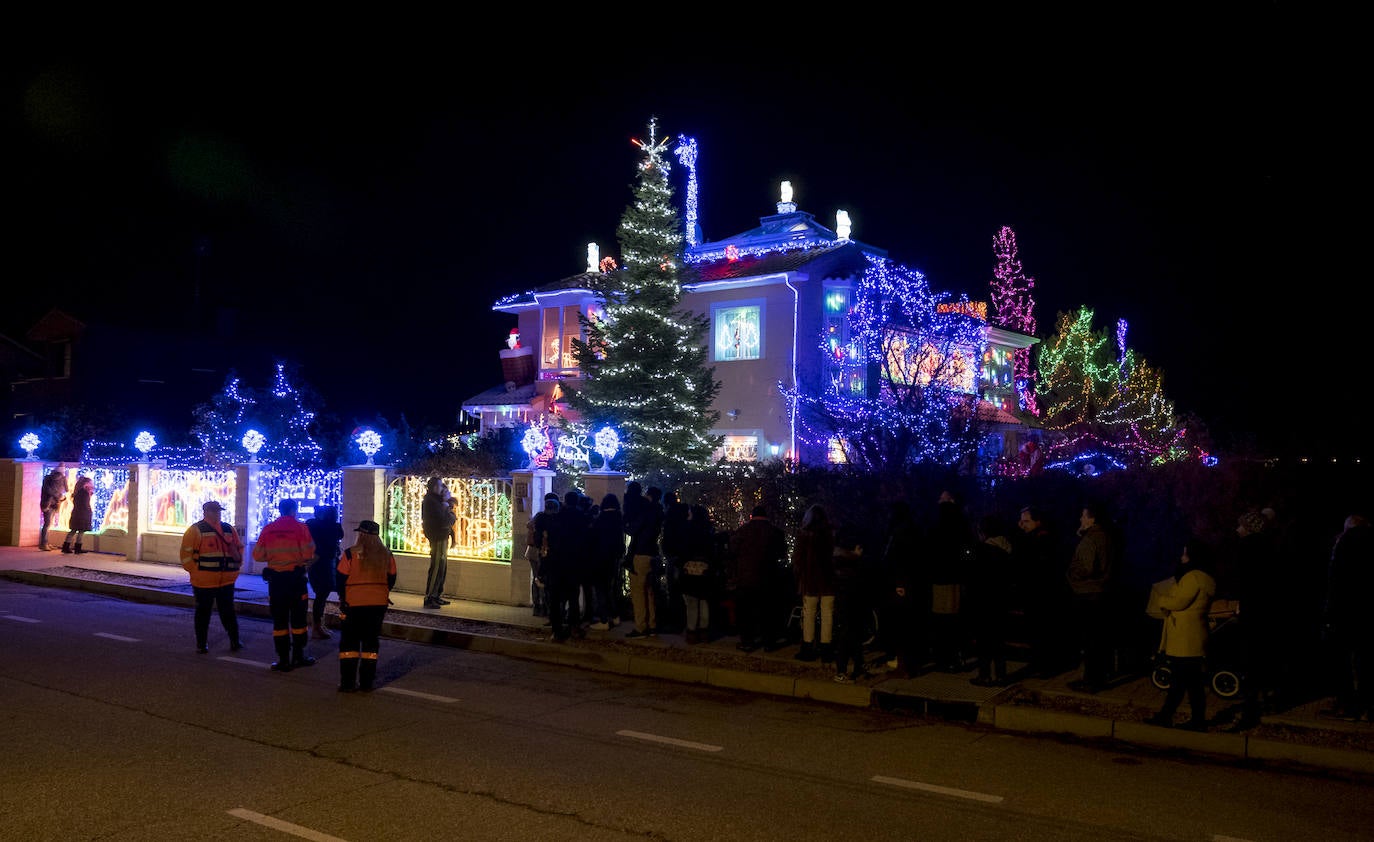 La primera jornada con luces encendidas y apertura ha ocasionado largas colas para ver el sofisticado alumbrado hogareño de cerca