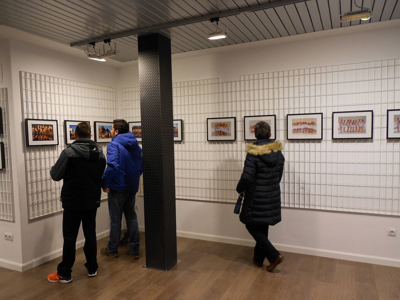 El centro cultural Eloy Arribas ha acogido este fin de semana la presentación del calendario erótico en el que vecinos de Pedrajas de San Esteban posan con fines benéficos, con el objetivo de recaudar fondos para causas solidarias. El pasado calendario (el de este año 2019) consiguió dinero para la Asociación Española para el Cáncer. La recaudación por la venta de la edición del próximo año se destinará a la Asociación de Familiares de Enfermos de Alzhéimer y otras demencias de la comarca de Íscar