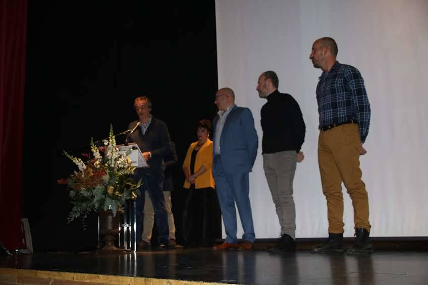El centro cultural Eloy Arribas ha acogido este fin de semana la presentación del calendario erótico en el que vecinos de Pedrajas de San Esteban posan con fines benéficos, con el objetivo de recaudar fondos para causas solidarias. El pasado calendario (el de este año 2019) consiguió dinero para la Asociación Española para el Cáncer. La recaudación por la venta de la edición del próximo año se destinará a la Asociación de Familiares de Enfermos de Alzhéimer y otras demencias de la comarca de Íscar.