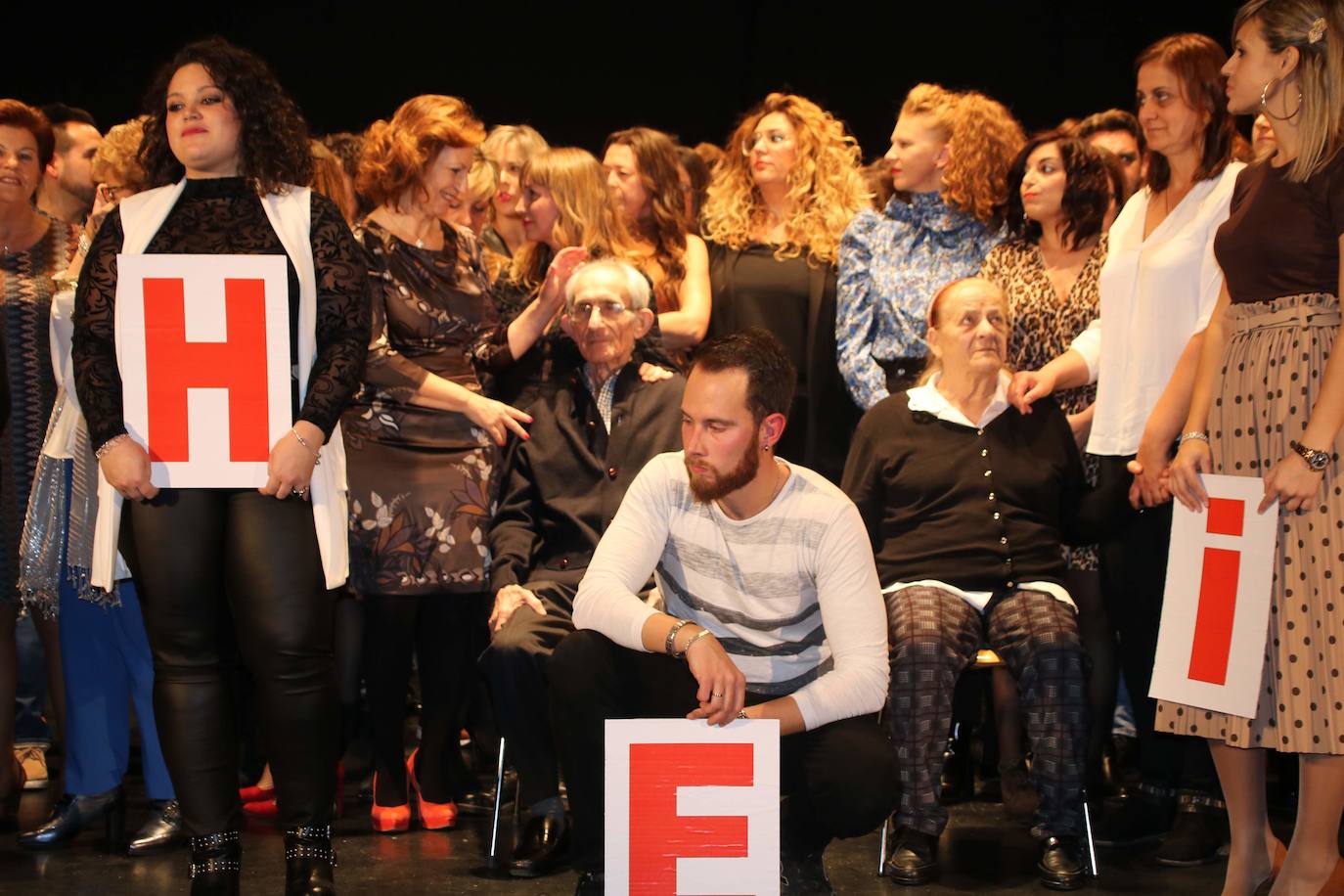 El centro cultural Eloy Arribas ha acogido este fin de semana la presentación del calendario erótico en el que vecinos de Pedrajas de San Esteban posan con fines benéficos, con el objetivo de recaudar fondos para causas solidarias. El pasado calendario (el de este año 2019) consiguió dinero para la Asociación Española para el Cáncer. La recaudación por la venta de la edición del próximo año se destinará a la Asociación de Familiares de Enfermos de Alzhéimer y otras demencias de la comarca de Íscar.