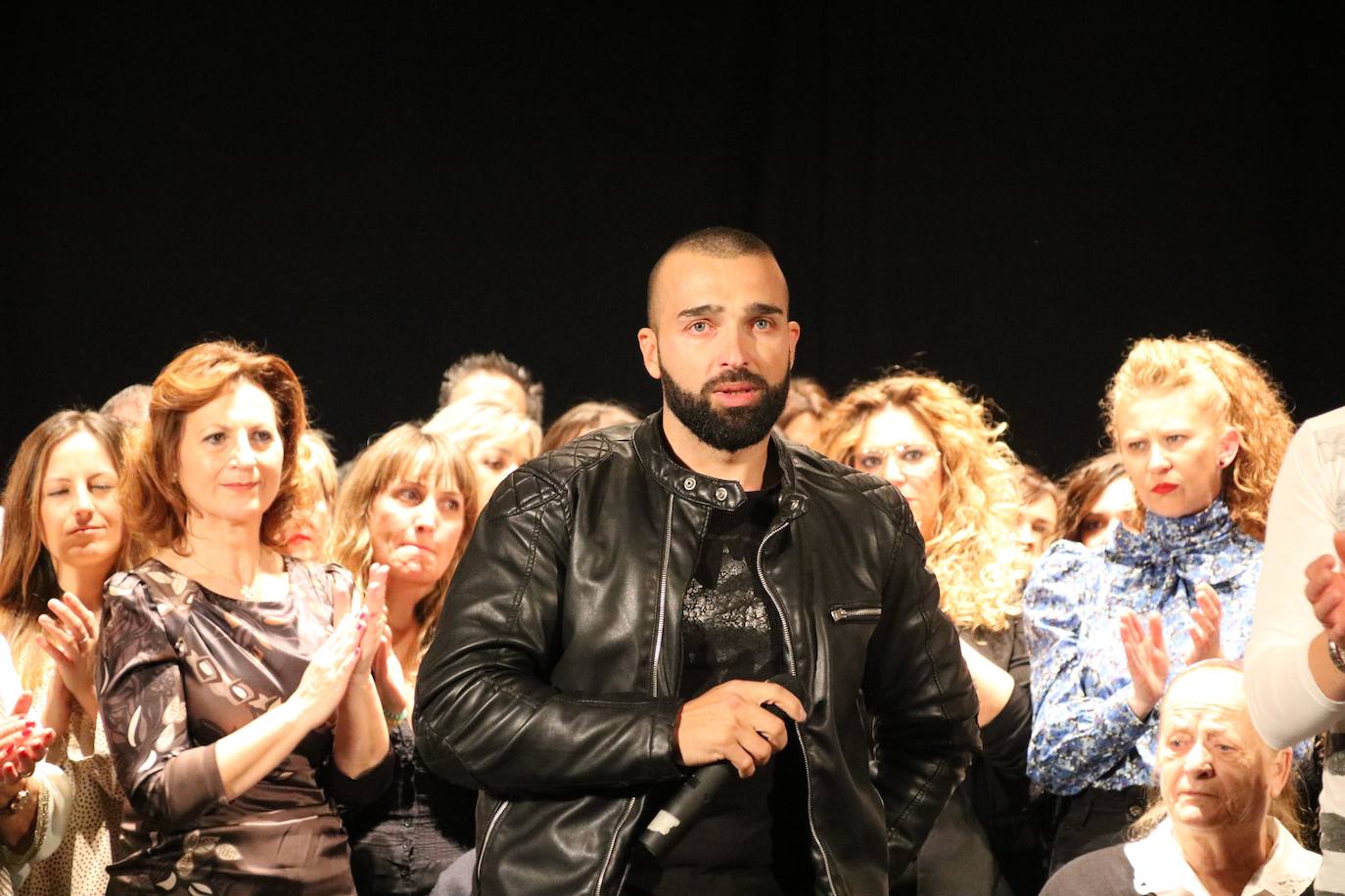 El centro cultural Eloy Arribas ha acogido este fin de semana la presentación del calendario erótico en el que vecinos de Pedrajas de San Esteban posan con fines benéficos, con el objetivo de recaudar fondos para causas solidarias. El pasado calendario (el de este año 2019) consiguió dinero para la Asociación Española para el Cáncer. La recaudación por la venta de la edición del próximo año se destinará a la Asociación de Familiares de Enfermos de Alzhéimer y otras demencias de la comarca de Íscar.