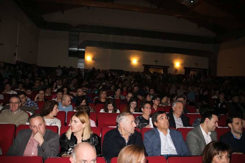 El centro cultural Eloy Arribas ha acogido este fin de semana la presentación del calendario erótico en el que vecinos de Pedrajas de San Esteban posan con fines benéficos, con el objetivo de recaudar fondos para causas solidarias. El pasado calendario (el de este año 2019) consiguió dinero para la Asociación Española para el Cáncer. La recaudación por la venta de la edición del próximo año se destinará a la Asociación de Familiares de Enfermos de Alzhéimer y otras demencias de la comarca de Íscar.