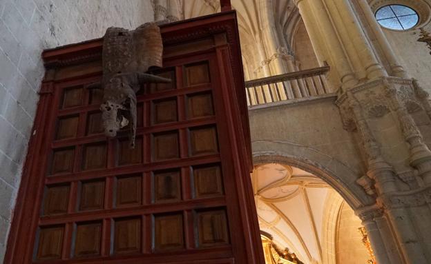 La piel del cocodrilo, colgada de la puerta de la iglesia. 