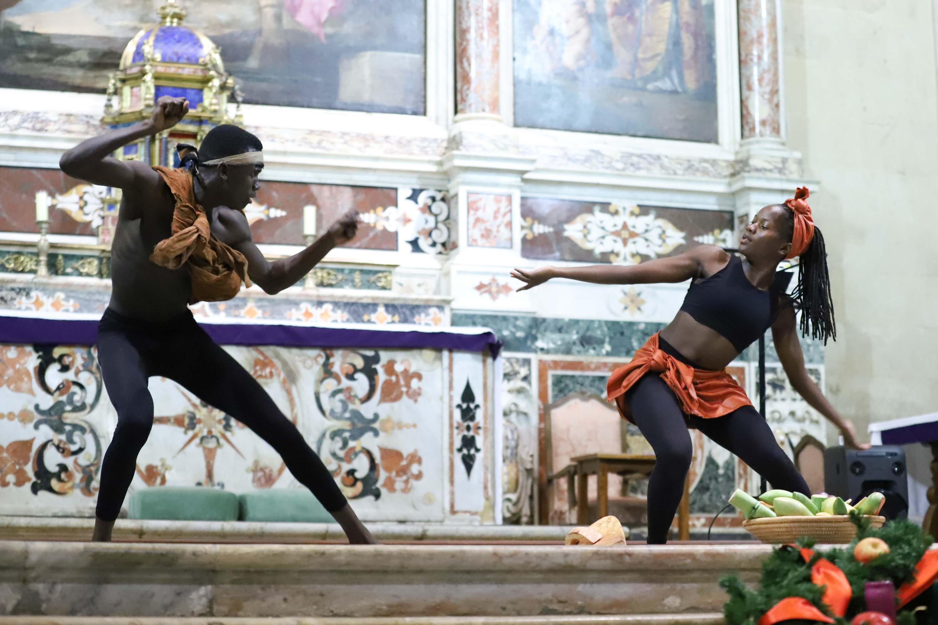 Espectáculo solidario de música y danza en la iglesia de la Purísima en Salamanca interpretado por los Uganda Sticks y los Tambores de Ruanda en apoyo de los huérfanos de Uganda