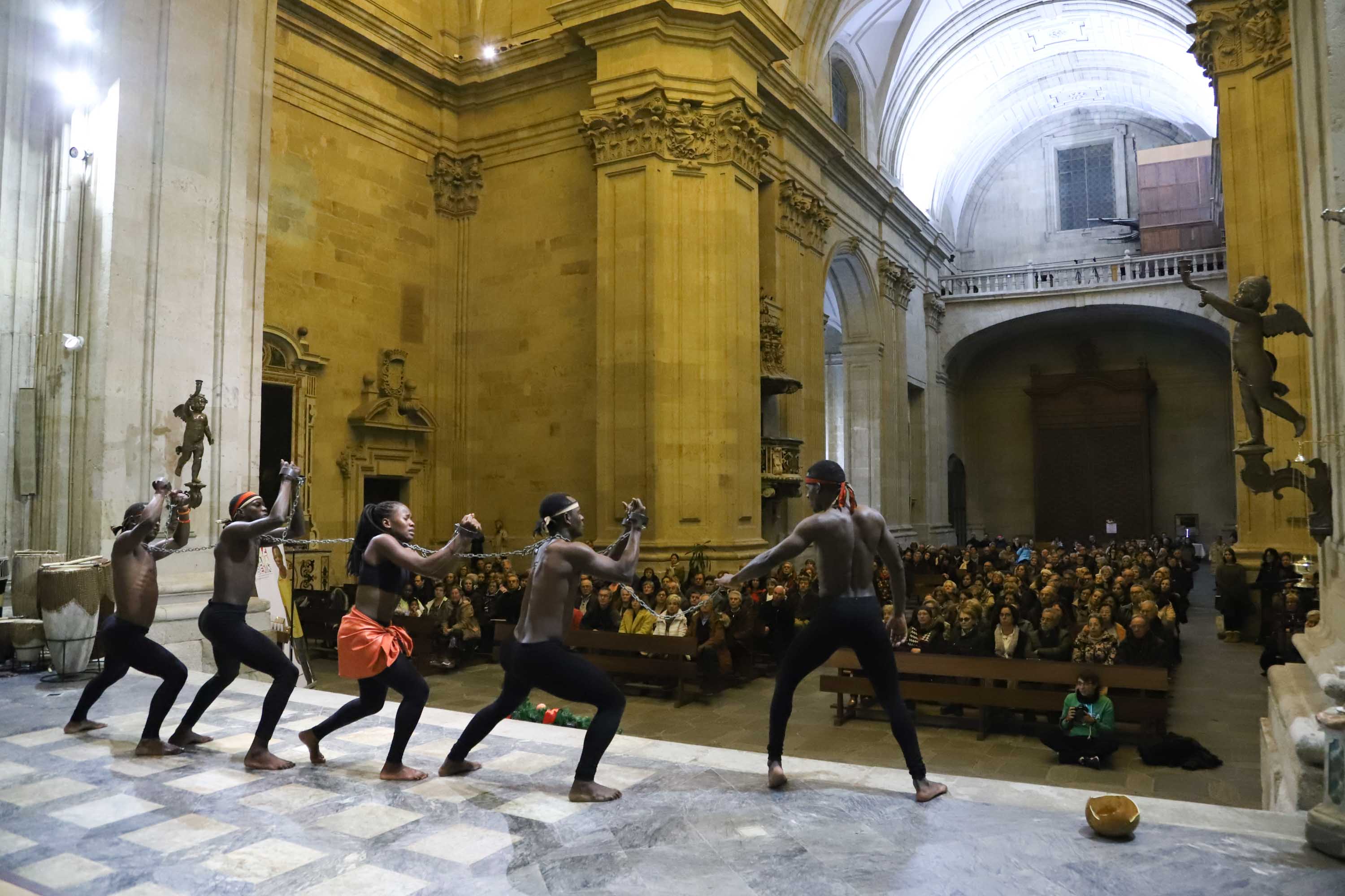 Espectáculo solidario de música y danza en la iglesia de la Purísima en Salamanca interpretado por los Uganda Sticks y los Tambores de Ruanda en apoyo de los huérfanos de Uganda