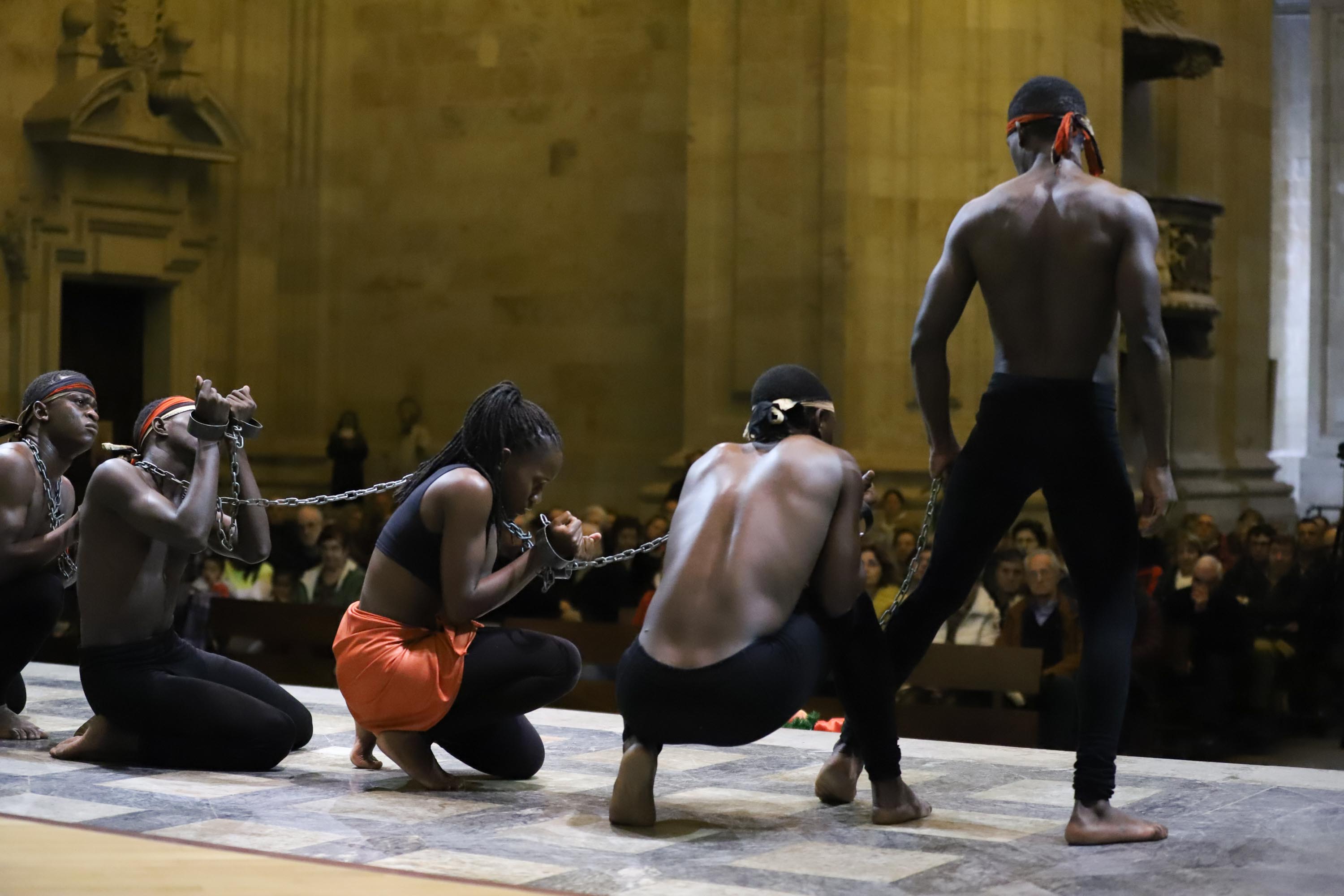 Espectáculo solidario de música y danza en la iglesia de la Purísima en Salamanca interpretado por los Uganda Sticks y los Tambores de Ruanda en apoyo de los huérfanos de Uganda