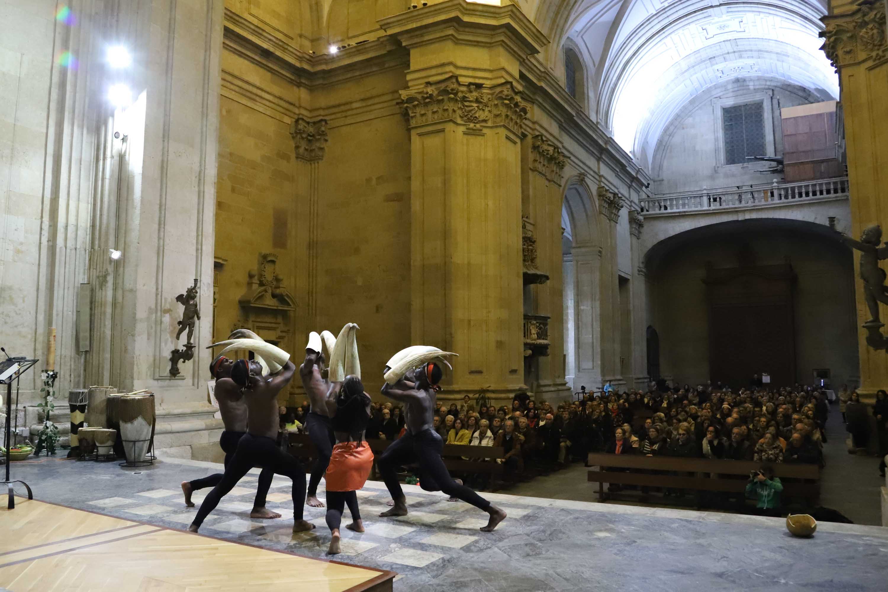 Espectáculo solidario de música y danza en la iglesia de la Purísima en Salamanca interpretado por los Uganda Sticks y los Tambores de Ruanda en apoyo de los huérfanos de Uganda