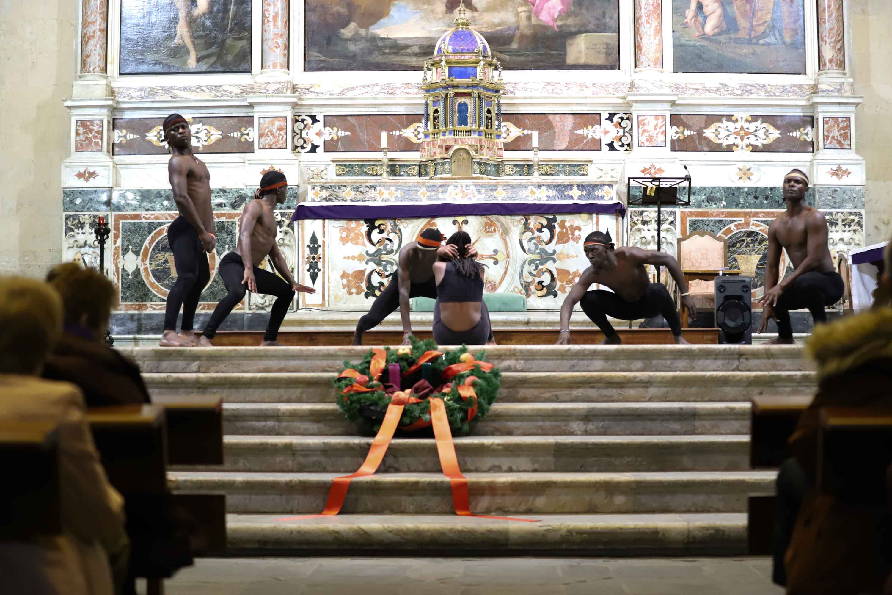 Espectáculo solidario de música y danza en la iglesia de la Purísima en Salamanca interpretado por los Uganda Sticks y los Tambores de Ruanda en apoyo de los huérfanos de Uganda