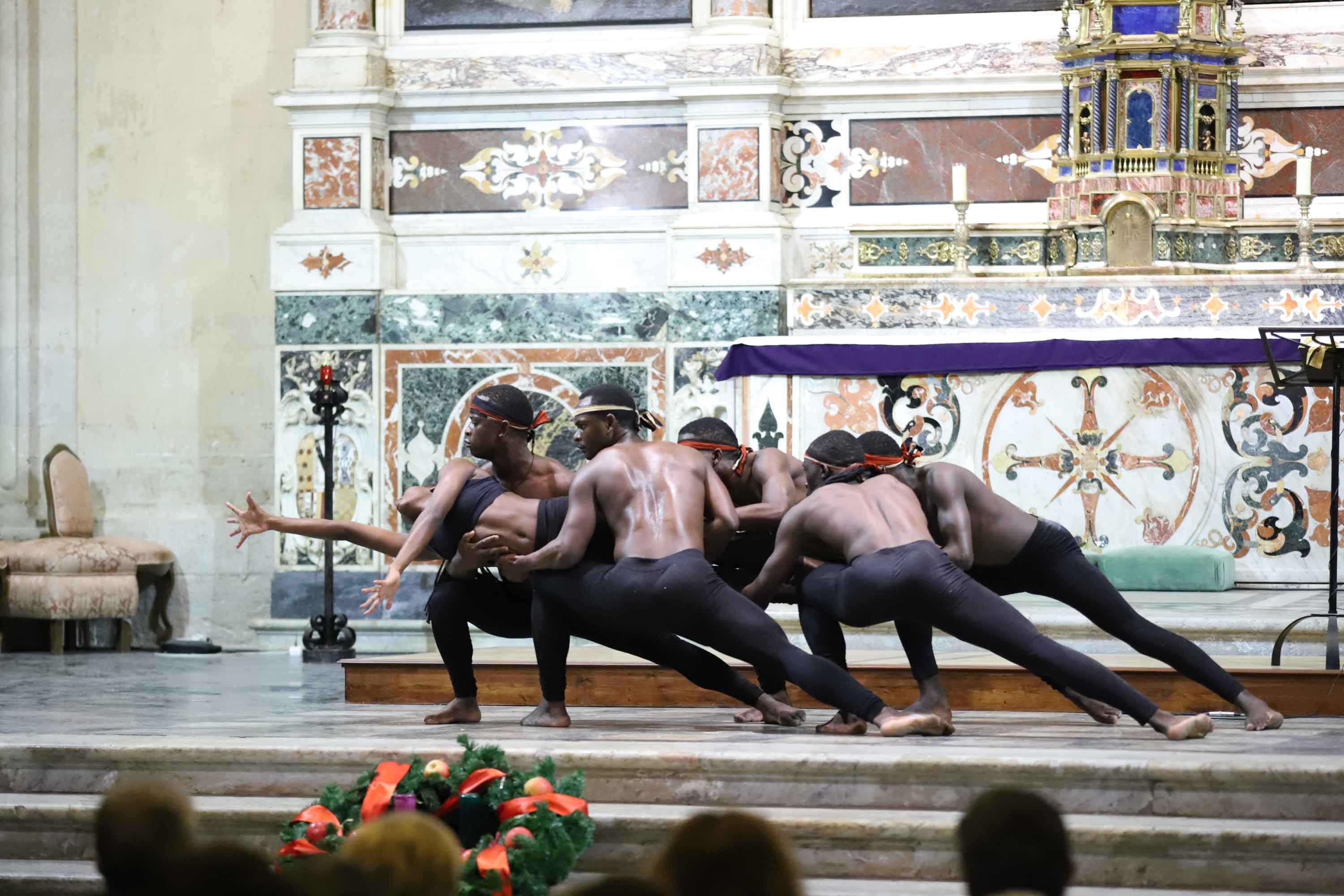 Espectáculo solidario de música y danza en la iglesia de la Purísima en Salamanca interpretado por los Uganda Sticks y los Tambores de Ruanda en apoyo de los huérfanos de Uganda